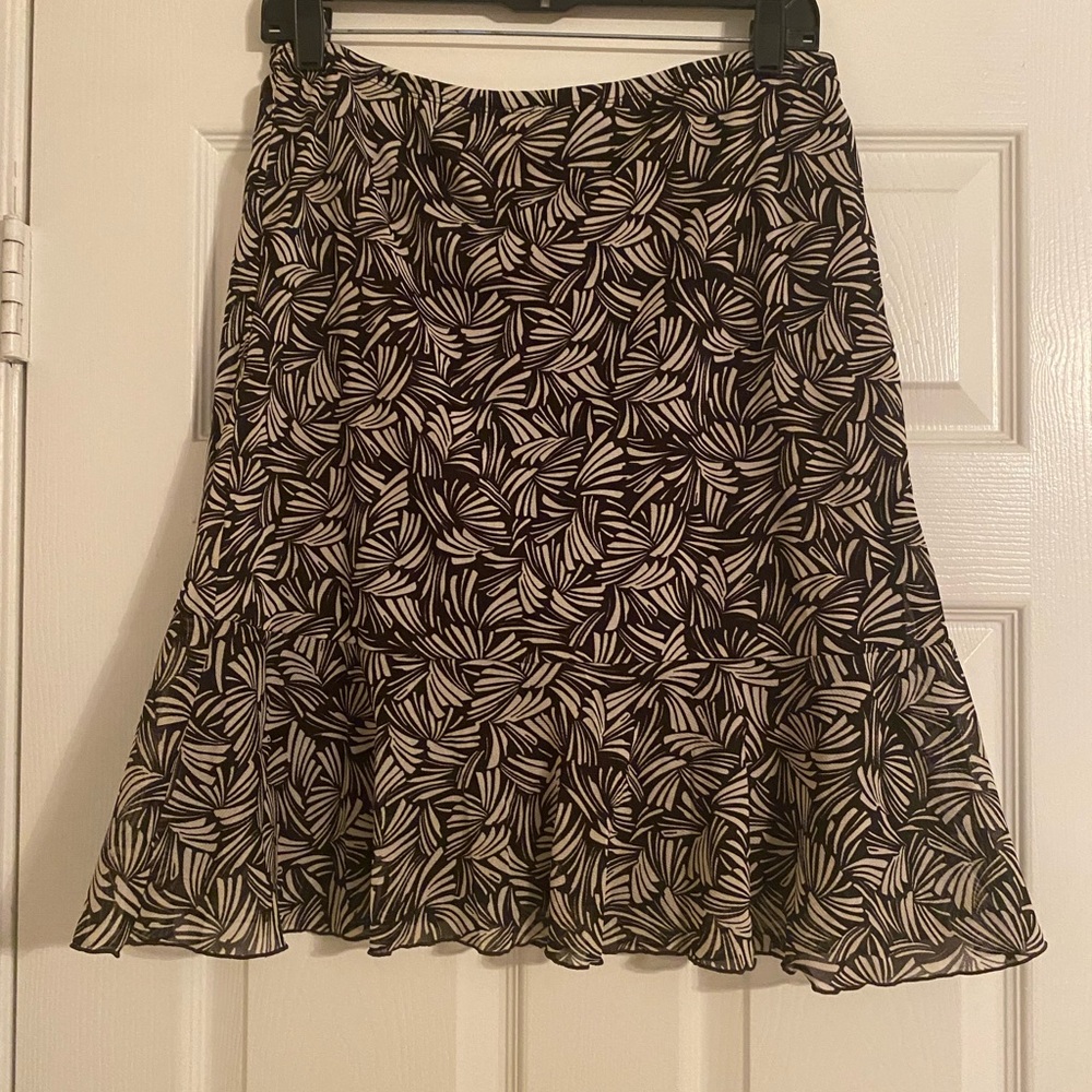 🐠AGB  Brown and White Patterned Skirt with Ruffle Bottom. Petite Medium.